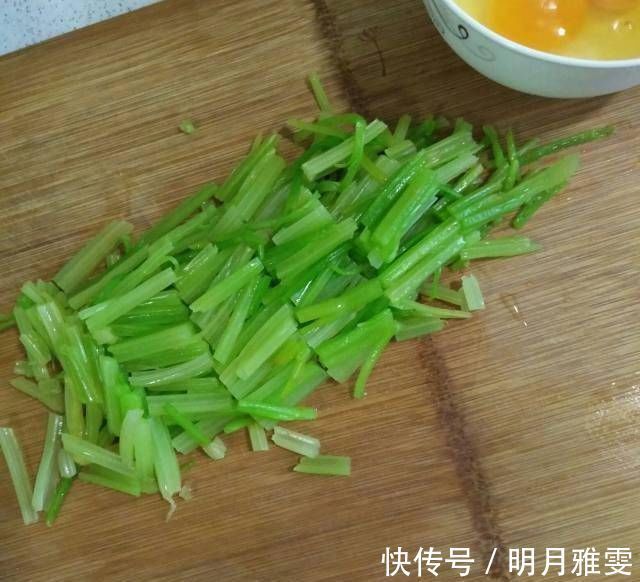 香味|香芹炒鸡蛋,入口充满了香味,很嫩,大人小孩都喜欢