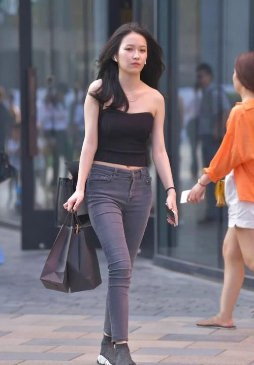 气质女生的牛仔裤穿搭,简约清爽又个性,彰显时尚品味