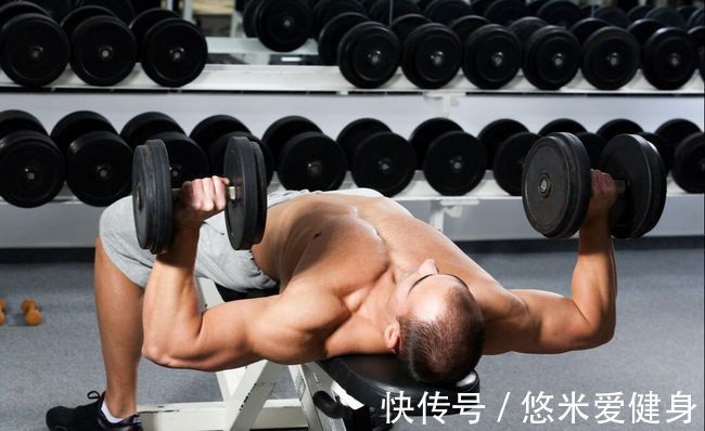 收缩感|哑铃卧推的4种训练方法,动作简单容易操作,更有效刺激整个胸肌