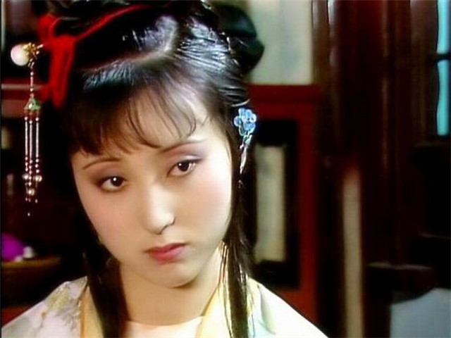 贾府@沉默寡言的迎春,却用这三个字称呼林黛玉,暴露了和她的真实关系