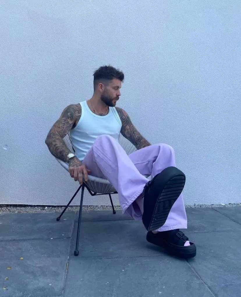 w英国大胡子玩转莫兰迪配色，适用于每个年龄段男性的高级穿搭