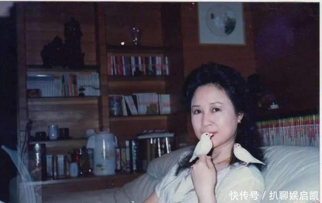 “青青河畔草”,后半句并不是“悠悠天不老”,原句的意境更美