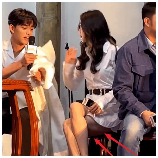 发布会|杨颖穿裙子现身发布会，当集体坐着热聊时，有谁注意黄旭熙的举动