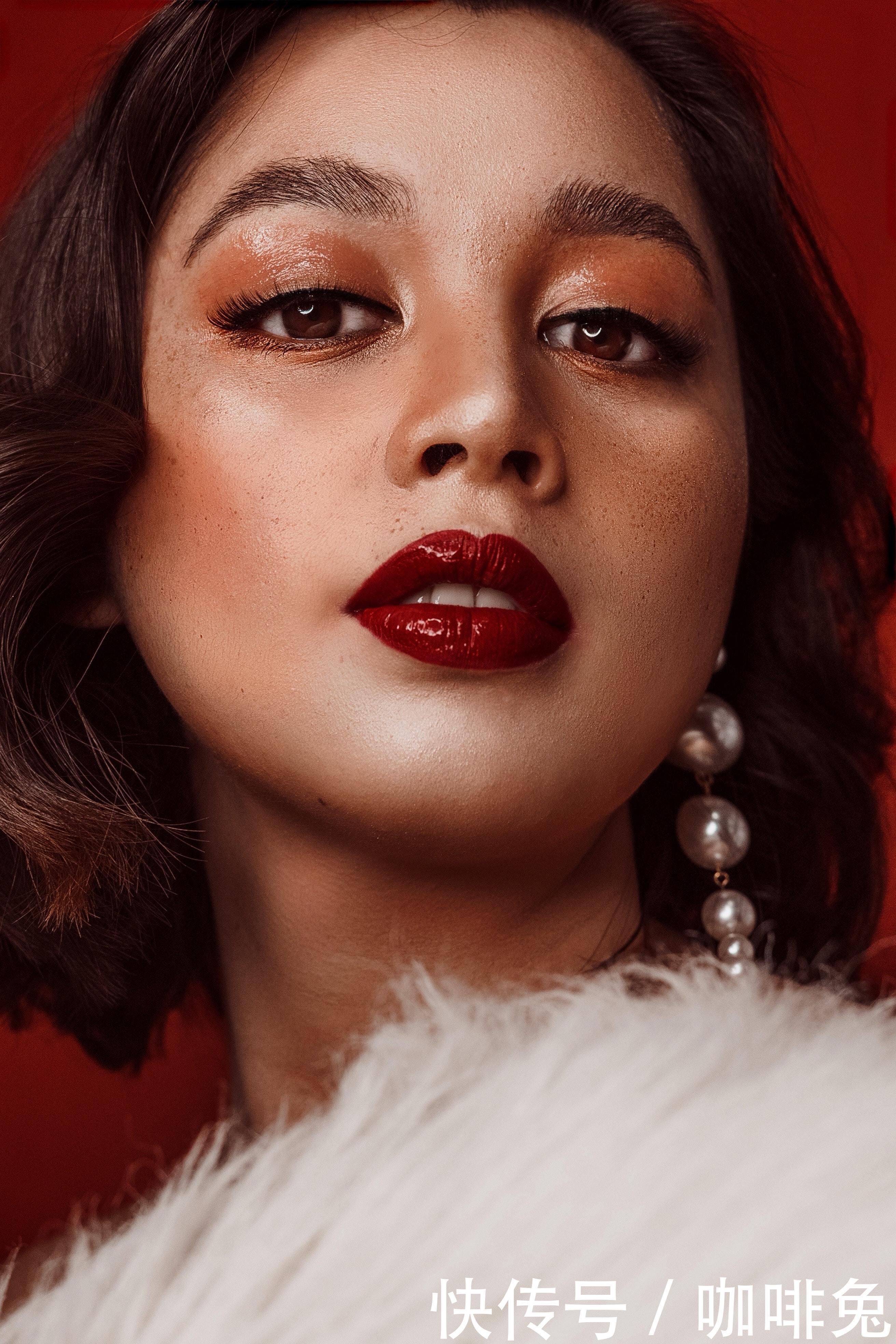 唇膏|出席不同场合，如何选择最适合的口红颜色，秘密都在这细节里