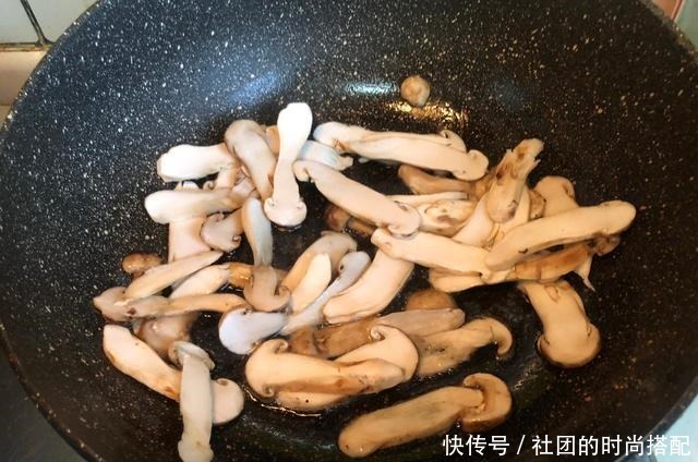  素菜|这盘素菜比鱼鲜比肉香，难怪这么贵，一年一季别错过，且吃且珍惜