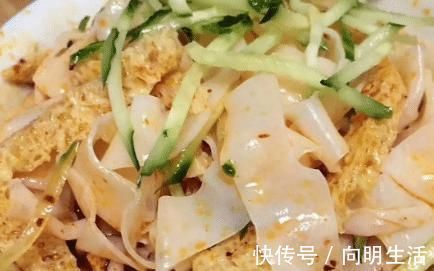 做凉皮太厚又开裂？大厨教你一招：掌握好比例跟配方，吃着还筋道