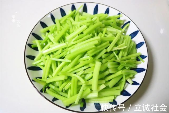 好吃|炒芹菜，别直接下锅，多这一步，芹菜清香又脆嫩，素炒也好吃