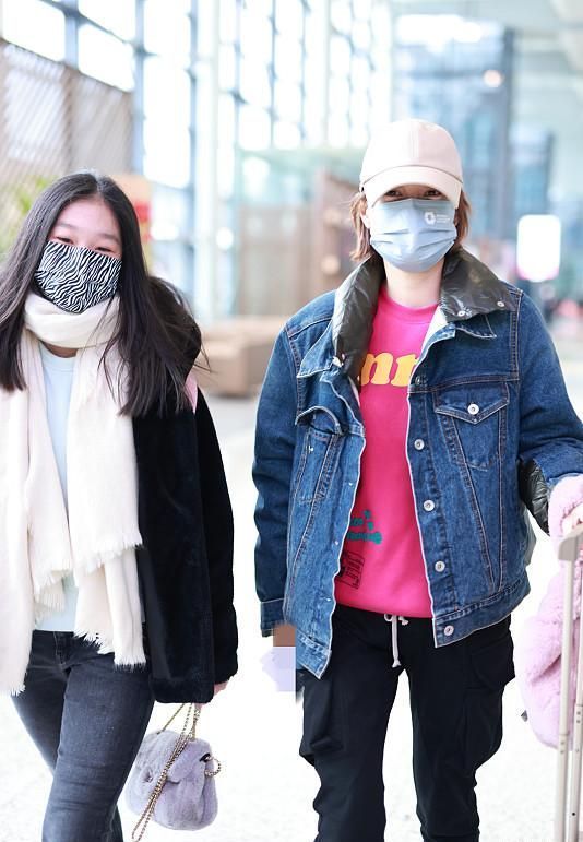 手拎包 马伊琍年后带女走机场,爱马胖太多变眯眯眼,拎大牌包穿貂大变样