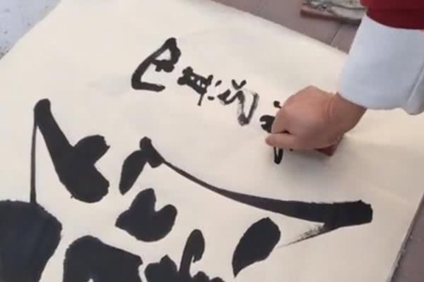 地摊|70岁大爷街头现场书写“地摊书法”,字迹厚重飘逸,落笔惊艳