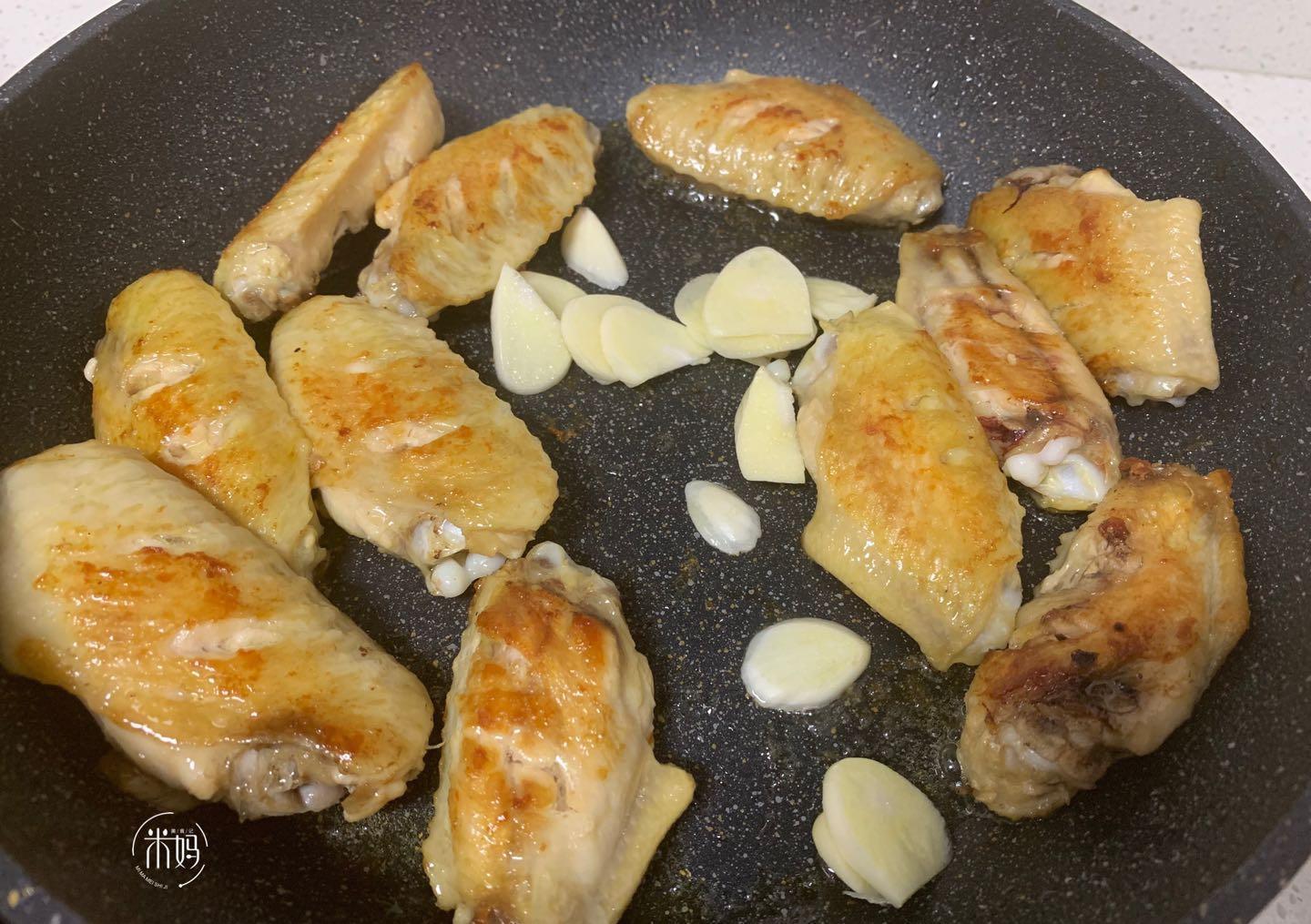 鸡翅|鸡翅这样煮不用一滴油,表皮酥香,肉质鲜嫩,比可乐鸡翅好吃多了