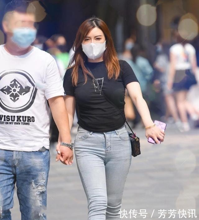 搭配 黑色打底裤搭配白色上衣,很有穿搭感的穿搭,非常有气质!