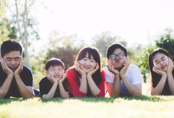 老两口|夫妻一连生了3个孩子,老了才知道疼错了人,孝顺娃从小就有迹象