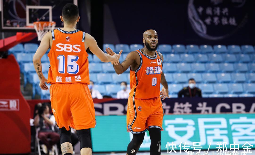 cb狂轰50分10板9助!一己之力打崩对手,学学吧,这就是CBA超级外援