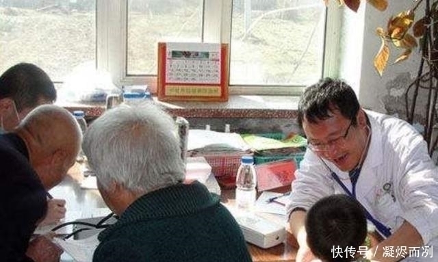 母亲|母亲带着孩子去看病，医生夸孩子长得俊，身旁的大爷偷偷报了警