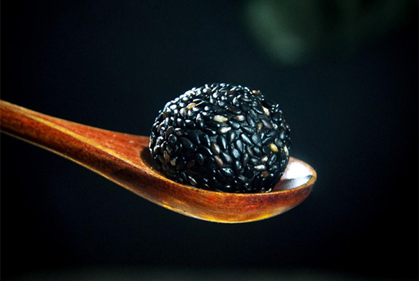 “世上只有芝麻好,可惜凡人生吃了”!黑芝麻生吃好还是熟吃好