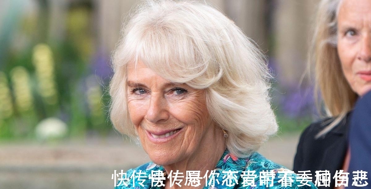 查尔斯|查尔斯夫妇携手营业好甜!卡米拉活成少女,穿黑白裙抢当贤内助?