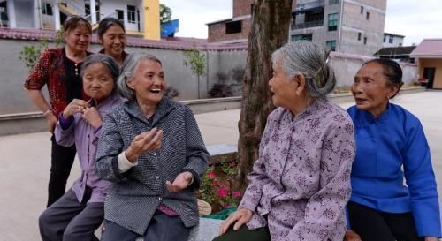 孩子|不被儿女“赡养”的老人，年轻时往往是这3种父母，怪不得别人