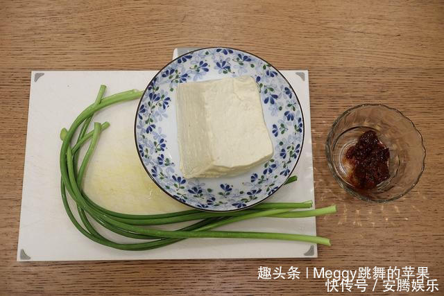 想要豆腐入味不碎，70多岁老妈的方法赞，几滴油不放盐，倍儿香