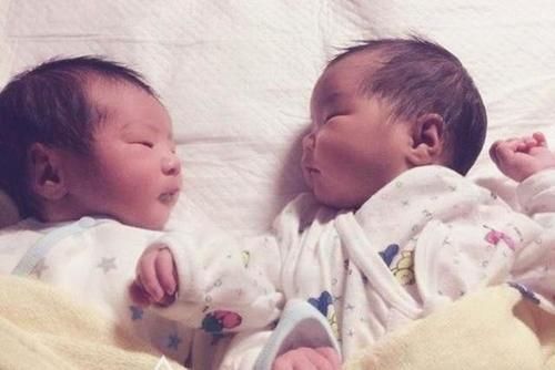 夫妻两人|双胞胎娃,一个乡下婆婆带,一个自己带,几年后见面差点没认出