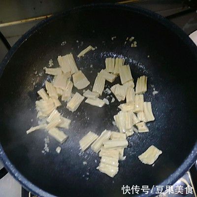 这道腐竹木耳炒火腿，汤汁都要舔干净