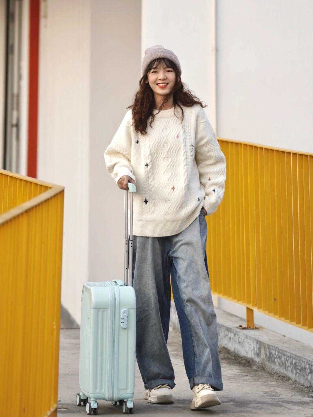 冬天 入冬女生人手一件白毛衣,冬天这么穿更温柔,更有气质