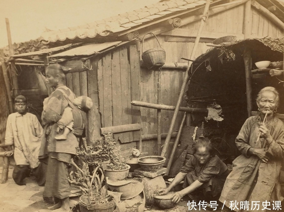 老照片中|晚清老照片:百姓赤脚打补丁,生活贫穷心酸!神情悲伤的渔家女!