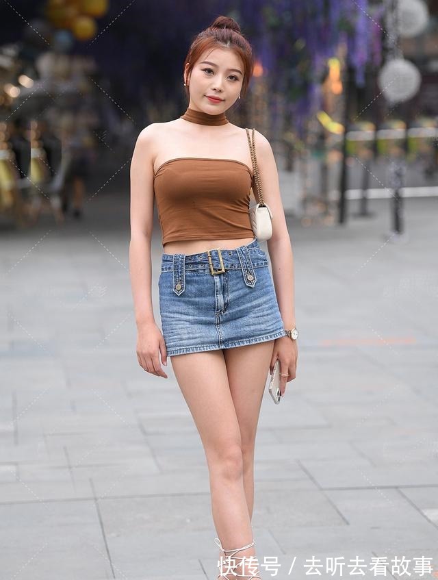 长裙裤 时尚短款牛仔裙搭配挂脖衫,穿出了初秋的清新,美得简单又时髦!