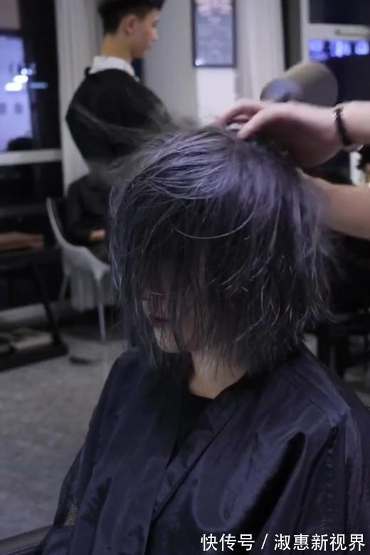 剪短|圆脸小姐姐“太丑”，美发师只剪短后换一种颜色，瞬间减龄又高冷