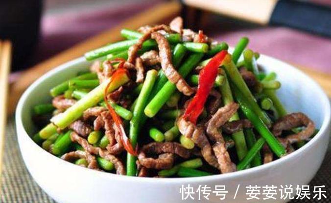 炒蒜苔时，千万要先焯水，多加“这1步”，蒜苔又脆又香，特美味