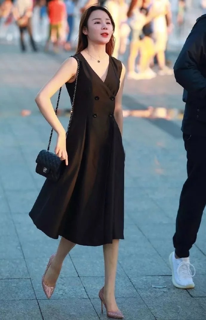 街拍:美女肌肤非常的白皙,一身穿搭非常的纯净又利落,优雅而又精致