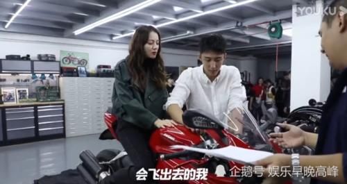 黄景瑜教迪丽热巴骑重型摩托车 热巴站着踩离合 旁边导演认输了 快资讯