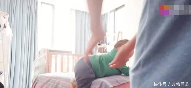 出人意料|萌娃看到爸爸突然下床,情急之下的反应出人意料,真能耐