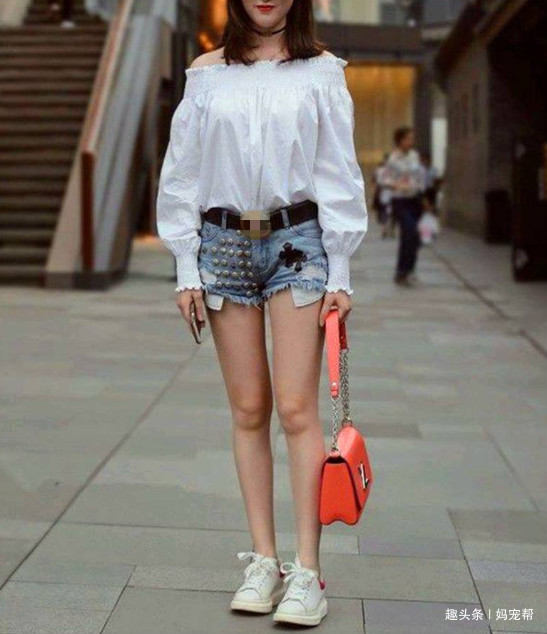 时髦感 红色花朵背心,搭配牛仔裤,甜美时髦的风格,彰显女人味