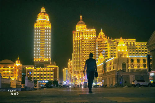 虽然只是一个边陲小城，但是它的夜景毫不逊色于北京上海广州深圳