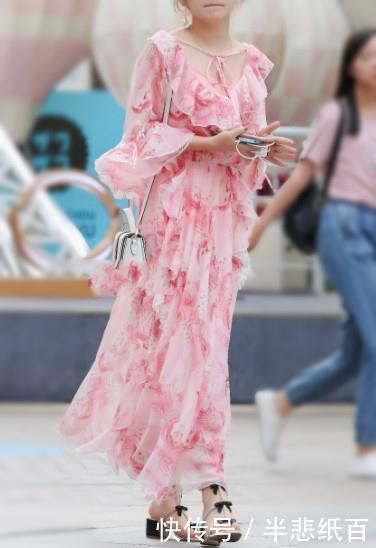 红色花朵背心,搭配牛仔裤,甜美时髦的风格,彰显女人味