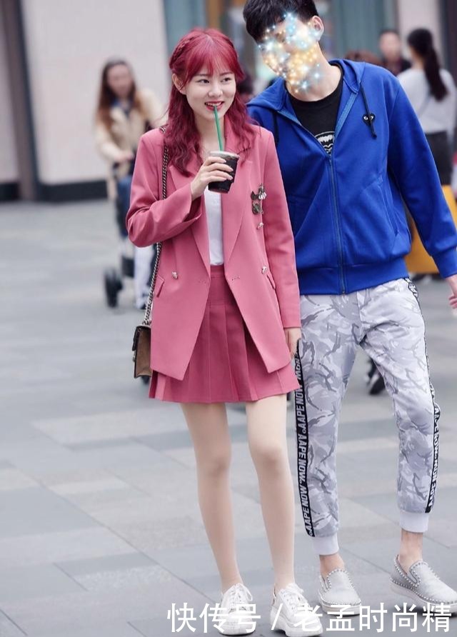 街拍:选用色彩亮丽时尚的穿搭,轻松演绎青春浪漫造型美感