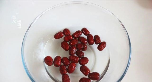 3个鸡蛋,一把红枣,做一款简单又好吃的枣糕,味道太正了