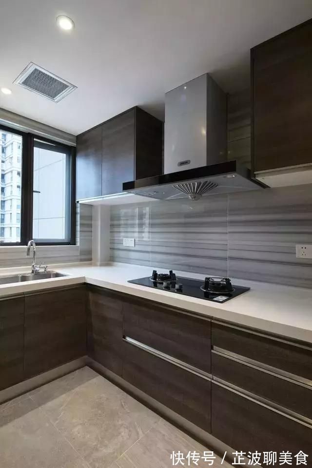 厨房|现在厨房装修已经不流行贴瓷砖了,聪明的人都喜欢这样装!