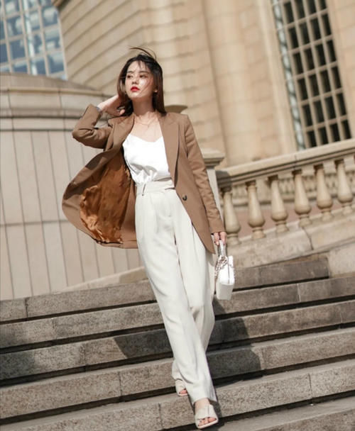 她才是《流金岁月》的最大惊喜，穿衣简单不复杂，气质不输年龄