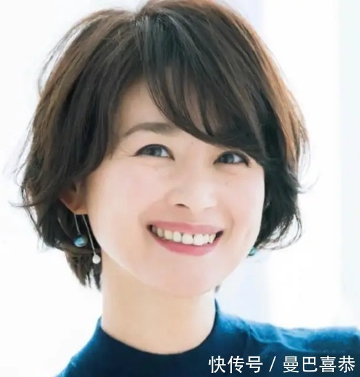 女人|55岁左右的女人,还在留长直发吗,建议烫这几种发型,优雅好看
