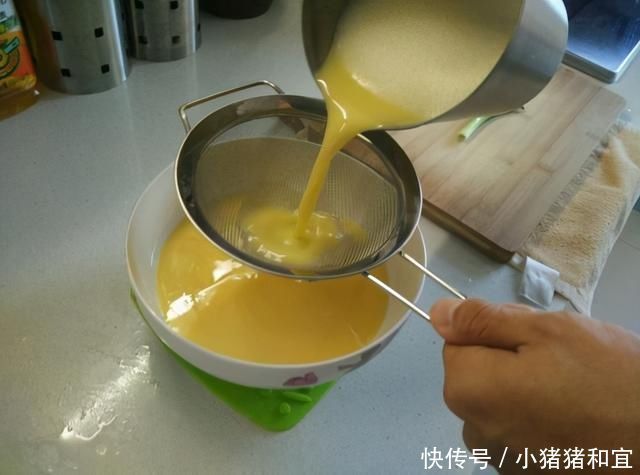 蒸鸡蛋羹用热水还是冷水?教你一招,蒸出来的像豆腐一样无蜂窝
