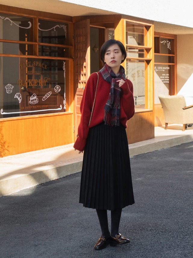 半身裙|针织衫配裤子还是裙子更好看?建议你两个都选,这样搭美极了!
