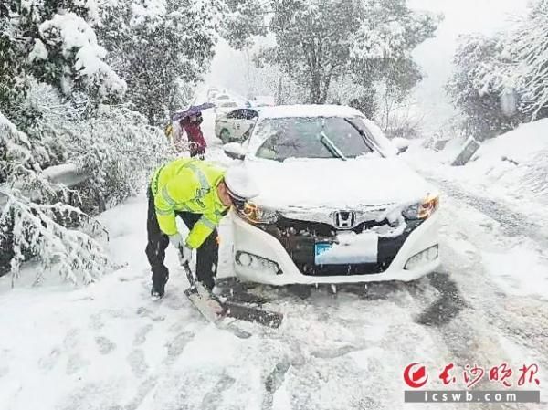 摩托车|他们彻夜“冰蹲蹲”，长沙今晨“雪融融”！