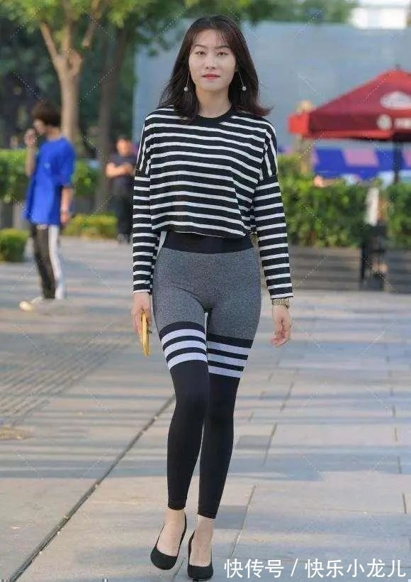 宽松 黑白条纹宽松上衣搭配灰色条纹打底裤,拉长身材比例,窈窕淑女范