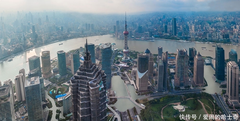 当全网都在催关晓彤给鹿晗庆生时,一场关乎全人类的灾难正悄然降临……