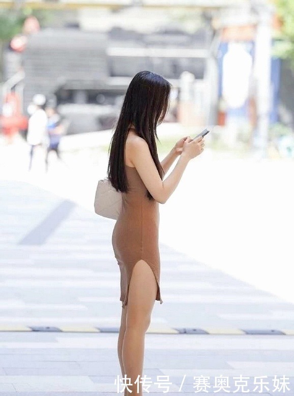 模特穿上挂脖无袖针织连衣裙，举手挥发女性魅力，带点高级感