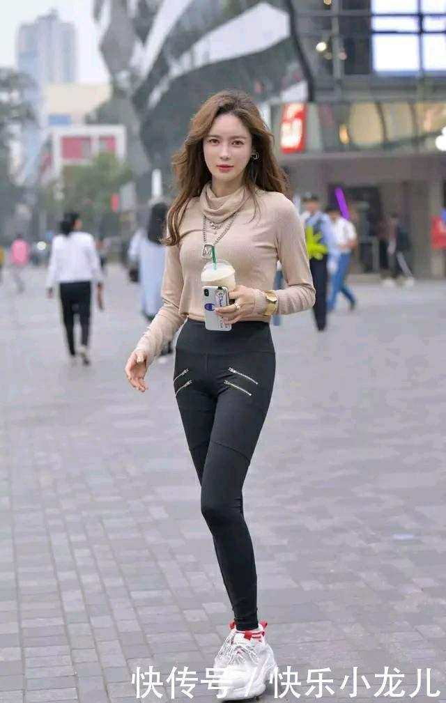 最舒适的穿搭,露肩上衣搭配阔腿裤,简单又时尚