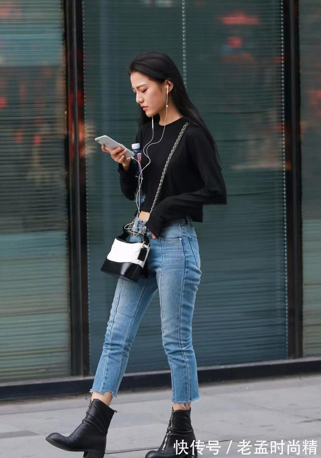 时尚|黑色针织衫搭配蓝色牛仔裤,简单时尚的穿搭方式,大方减龄有范儿