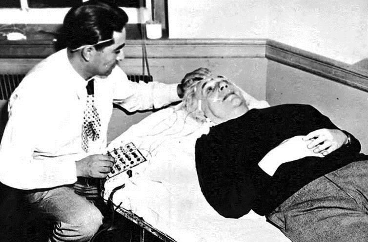 爱因斯坦临终前说了2句话，护士却听错了意思，最后大脑被偷走