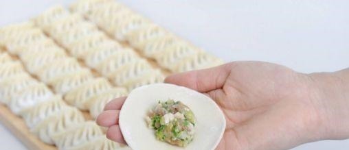 饺子做好后别直接放冰箱，教你简单2招，不粘连不开裂能放1个月！